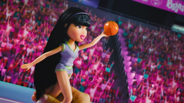 Amazon.com: Bratz Play Sportz Roxxi Fashion Doll with Accessories